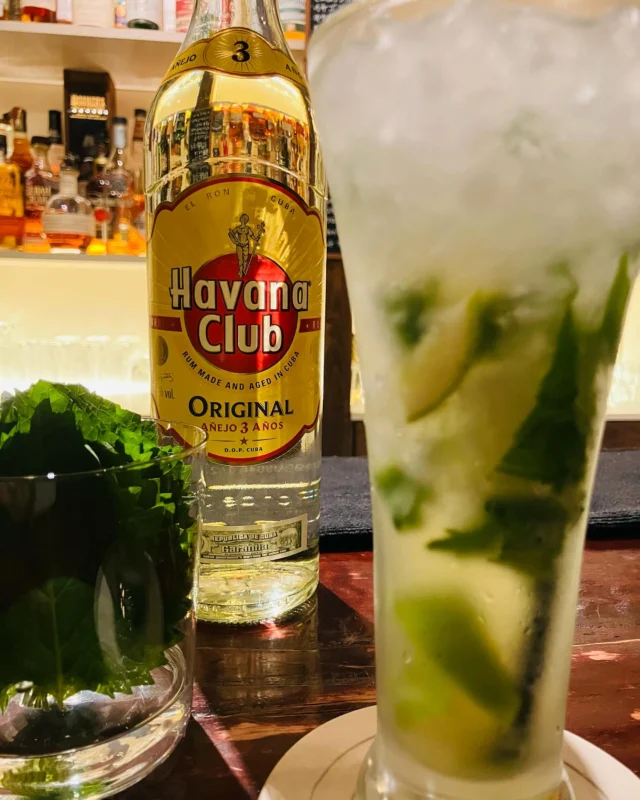 6月4日(水)
19時オープン♪
いつもご来店、ご視聴下さり
有難う御座います😌

愛煙家の皆様、店内禁煙に
ご協力を頂きまして
感謝しております😌

当店で人気の
大葉のモヒート！
ミントとはまた違った爽やかさを味わってくださいね😋是非♪

今夜はワンオペで
皆様のご来店を心より
お待ち致しております❤️

素敵な巡り合わせが
ありますように✨

#ドバイ旅行
#バーラクエン六甲道
#六甲道
#六甲道出汁カレー
#六甲道カレー
#無添加
#六甲道バー
#バー
#六甲道禁煙バー
#禁煙バー
#禁煙
#女性バーテンダー#六甲道女性バーテンダー#ジャパニーズウイスキー
#スパイスカクテル
#大葉モヒート
#ウイスキー飲み比べ
#プロジェクター
#スポーツ観戦
#アルバイト募集